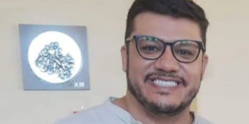 Carro pega fogo após cair em estrutura de retenção de água e homem morre