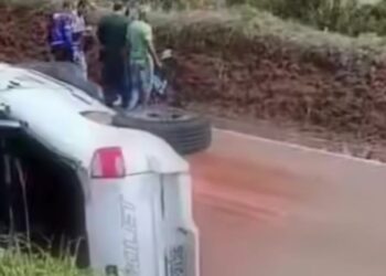 Capotamento na MGC-369 deixa dois feridos em estado grave e interdita trecho da rodovia