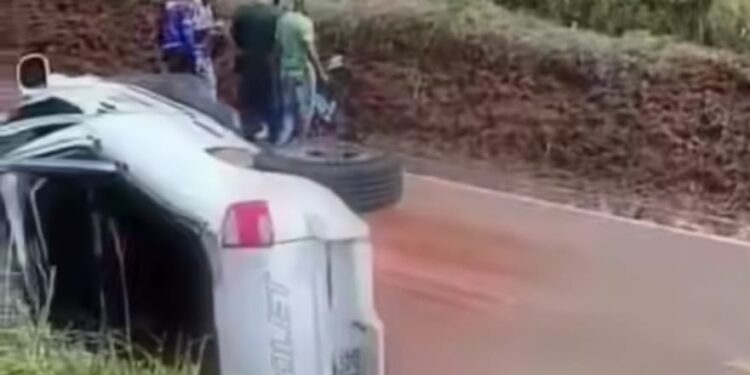Capotamento na MGC-369 deixa dois feridos em estado grave e interdita trecho da rodovia