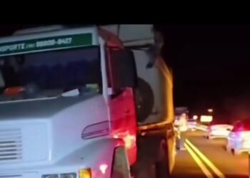Idoso fica ferido após carro bater na traseira de carreta na MGC-491