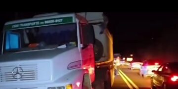 Idoso fica ferido após carro bater na traseira de carreta na MGC-491