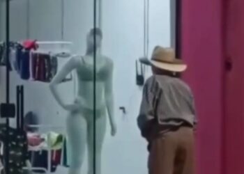 VÍDEO: Idoso é flagrado em ato obsceno diante de vitrine de loja de roupas íntimas