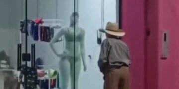 VÍDEO: Idoso é flagrado em ato obsceno diante de vitrine de loja de roupas íntimas