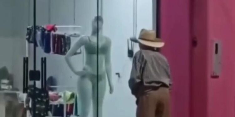 VÍDEO: Idoso é flagrado em ato obsceno diante de vitrine de loja de roupas íntimas