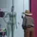 VÍDEO: Idoso é flagrado em ato obsceno diante de vitrine de loja de roupas íntimas