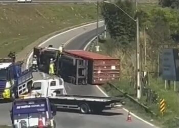 VÍDEO: Carreta tomba em alça de acesso da Fernão Dias e trecho é interditado