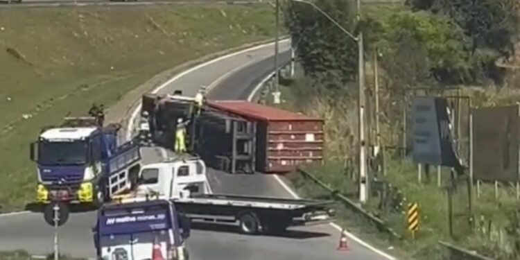 VÍDEO: Carreta tomba em alça de acesso da Fernão Dias e trecho é interditado