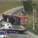 VÍDEO: Carreta tomba em alça de acesso da Fernão Dias e trecho é interditado