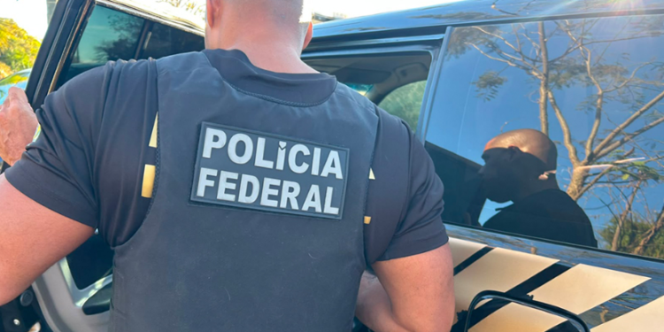Homem é preso por estupro de enteada três dias antes de se casar com a mãe da vítima