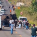 Caminhão carregado com piche capota após motorista perder controle na MGC-491, em Alfenas