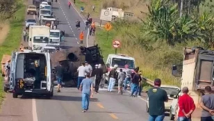 Caminhão carregado com piche capota após motorista perder controle na MGC-491, em Alfenas