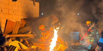 Explosão causada por vazamento de gás destrói parte de residência e deixa idoso ferido