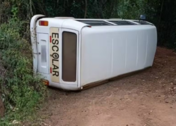 Estudante fica ferida após Kombi escolar tombar em estrada rural no Sul de Minas