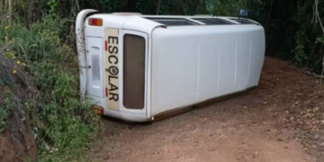 Estudante fica ferida após Kombi escolar tombar em estrada rural no Sul de Minas