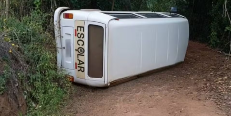Estudante fica ferida após Kombi escolar tombar em estrada rural no Sul de Minas
