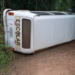 Estudante fica ferida após Kombi escolar tombar em estrada rural no Sul de Minas