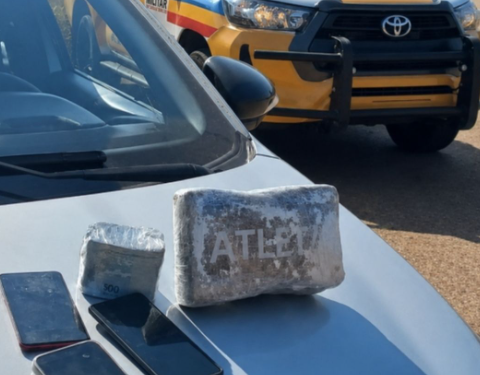 Dupla é presa com cocaína e quase R$ 24 mil durante abordagem na BR-265, em Carmo do Rio Claro