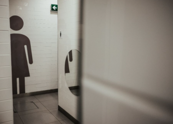 Shopping é condenado por constranger mulher trans que usou banheiro feminino