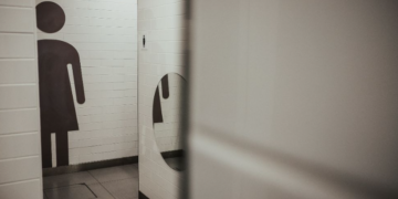 Shopping é condenado por constranger mulher trans que usou banheiro feminino