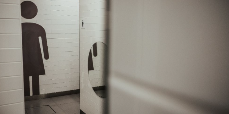Shopping é condenado por constranger mulher trans que usou banheiro feminino