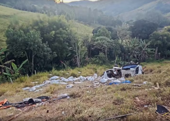 Polícia recupera caminhão clonado e carga de café furtada após acidente na MGC-383