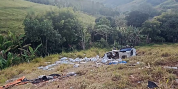 Polícia recupera caminhão clonado e carga de café furtada após acidente na MGC-383