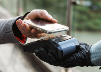 Banco é condenado a devolver R$ 98 mil após cliente ter celular furtado e sofrer transações suspeitas