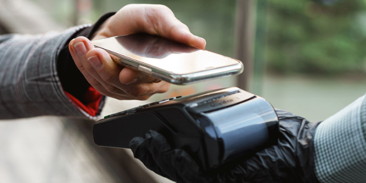Banco é condenado a devolver R$ 98 mil após cliente ter celular furtado e sofrer transações suspeitas