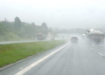 EPR orienta motoristas diante da previsão de ventos fortes e chuva intensa