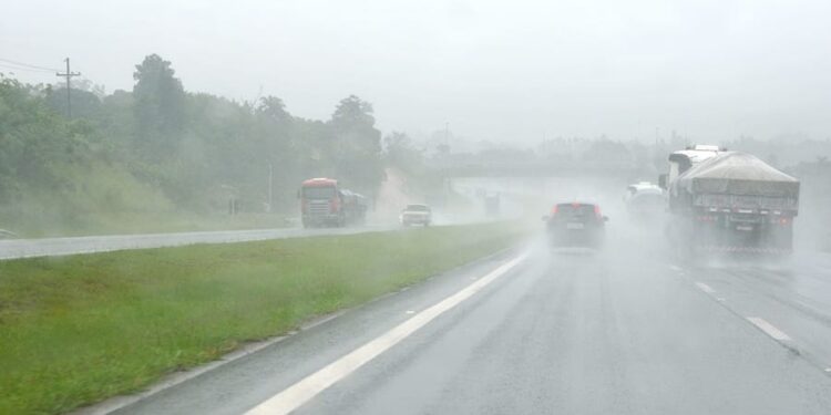 EPR orienta motoristas diante da previsão de ventos fortes e chuva intensa