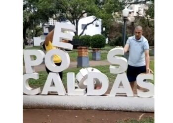 VÍDEO: Tentativa de foto no “Eu Amo Poços de Caldas” termina de forma inesperada e viraliza