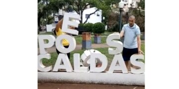 VÍDEO: Tentativa de foto no “Eu Amo Poços de Caldas” termina de forma inesperada e viraliza