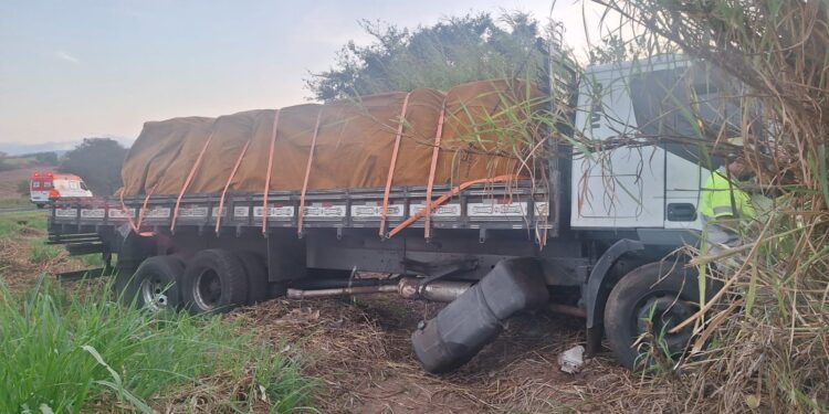 FOTOS: Motociclista morre após colisão frontal com caminhão na MG-050, próximo ao trevo de Alpinópolis