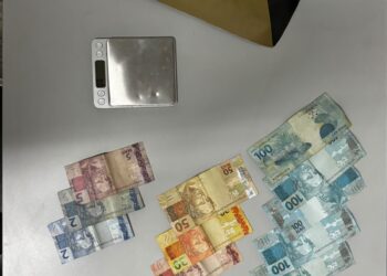 Homem é preso por tráfico de drogas; cocaína, dinheiro e balança foram apreendidos