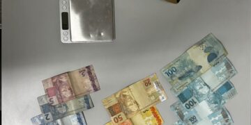 Homem é preso por tráfico de drogas; cocaína, dinheiro e balança foram apreendidos