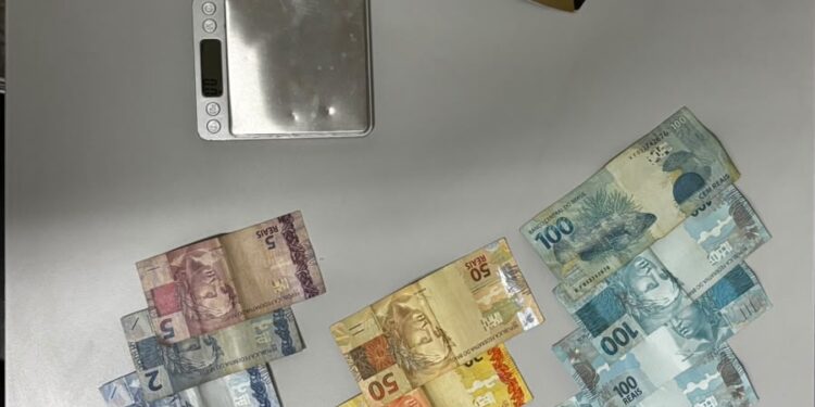 Homem é preso por tráfico de drogas; cocaína, dinheiro e balança foram apreendidos