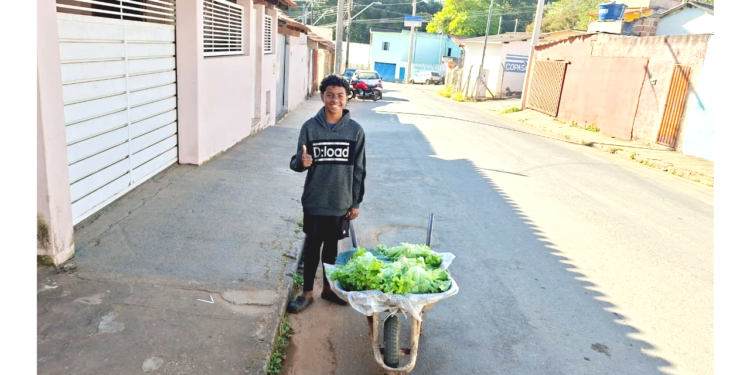 VÍDEO: Jovem de 13 anos vira inspiração ao vender verduras e encantar carmelitanos