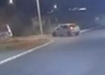 VÍDEO: Batida entre dois carros deixa três pessoas feridas e faz Fiorino capotar em Piumhi