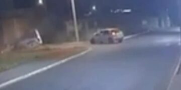 VÍDEO: Batida entre dois carros deixa três pessoas feridas e faz Fiorino capotar em Piumhi