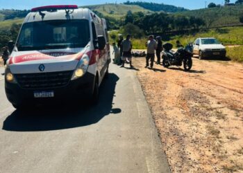 Casal fica ferido após queda de motocicleta na MG-184, próximo a Cavacos