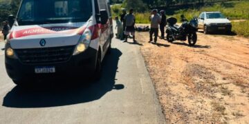 Casal fica ferido após queda de motocicleta na MG-184, próximo a Cavacos