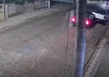 VÍDEO: Câmera flagra carro batendo em Saveiro e fugindo do local em Ilicínea
