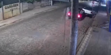 VÍDEO: Câmera flagra carro batendo em Saveiro e fugindo do local em Ilicínea