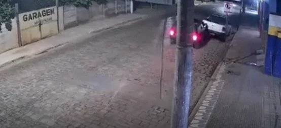 VÍDEO: Câmera flagra carro batendo em Saveiro e fugindo do local em Ilicínea