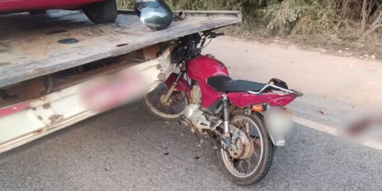 Motociclista de 72 anos morre após acidente com caminhão-guincho na MGC-369