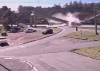 VÍDEO: Passarela desaba após ser atingida por caminhão e deixa dois mortos na Fernão Dias