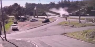 VÍDEO: Passarela desaba após ser atingida por caminhão e deixa dois mortos na Fernão Dias