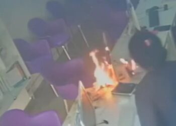 VÍDEO: Mulher ateia fogo, destrói equipamentos e ameaça funcionárias durante ataque em loja no Sul de Minas