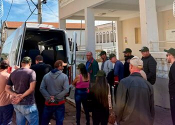 Motoristas do transporte escolar recebem treinamento para operar novas vans em Carmo do Rio Claro