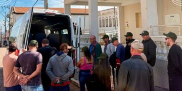 Motoristas do transporte escolar recebem treinamento para operar novas vans em Carmo do Rio Claro